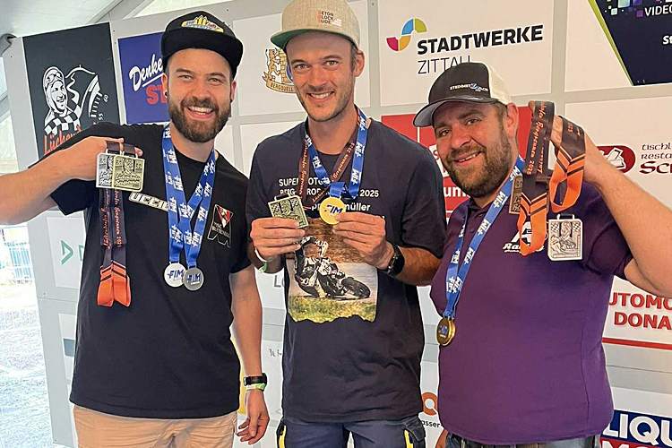 Thomas Altendorfer, Philipp Neumüller und Thomas Mitgutsch mit ihrer Ausbeute beim Lückendorfer Bergrennen