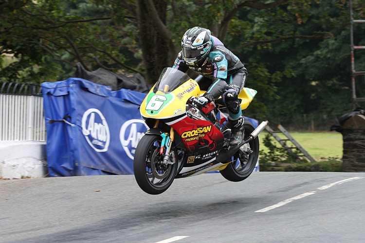 Elegant über die Ballaugh Bridge: Michael Dunlop auf der Honda 250