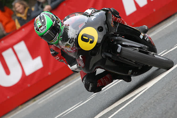 Mike Browne beweist es, auch mit einem historischen Motorrad kann man flott unterwegs sein