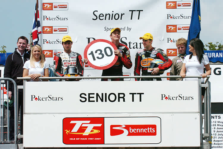 Ein Bild für die Ewigkeit: John McGuinness hat als erster Fahrer bei der TT einen Rundenschnitt von 130 Meilen/Stunde erzielt