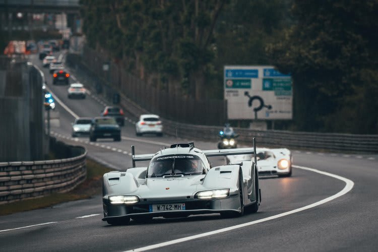 Der Porsche 963 RSP auf der Hunaudières bei Le Mans