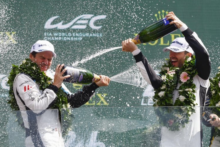 Richard Lietz (li.) auf dem Podium in Le Mans