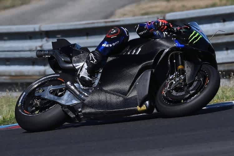 Yamaha-Testfahrer Augusto Fernandez auf der M1 mit V4-Antrieb