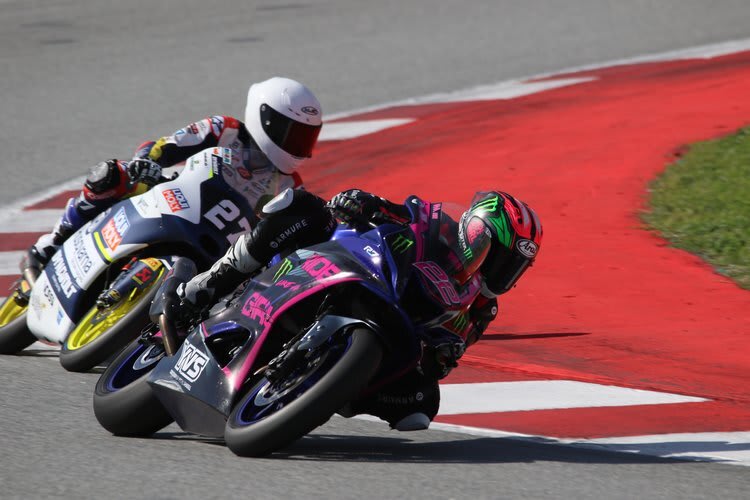 Erwischt: Ana Carrasco testete mit der Yamaha R7 in Barcelona