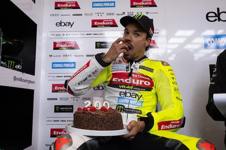 Nach dem Warm-up am Morgen snackte Morbidelli direkt die Himbeeren aus dem Torten-Topping