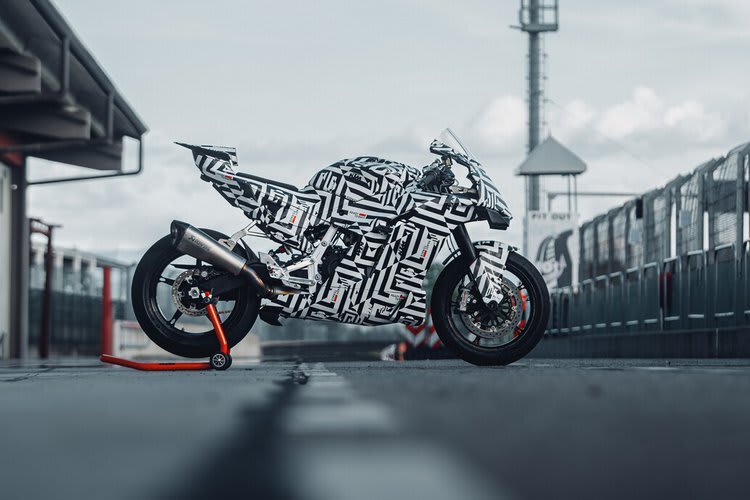 Die KTM 990RC R wurde passenderweise bereits an der Rennstrecke abgelichtet