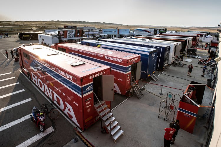 Das Paddock der Superbike-WM bietet vielfältige Möglichkeiten für Quereinsteiger