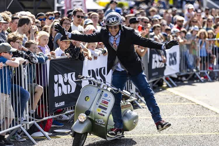 Nicola L'Impennatore zeigt, dass man auch mit einer alten Vespa Stunts vorführen kann