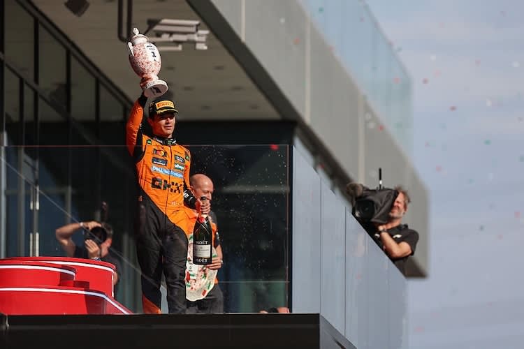 Lando Norris mit seinem Siegerpokal. Bevor mit Champagner gesprüht wurde, brachte er die zerbrechliche Trophäe zur Seite