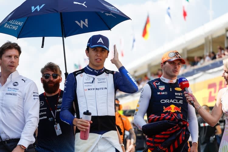 Jubel-Selfie zur Vertragsverlängerung: Alex Albon mit seinem Team