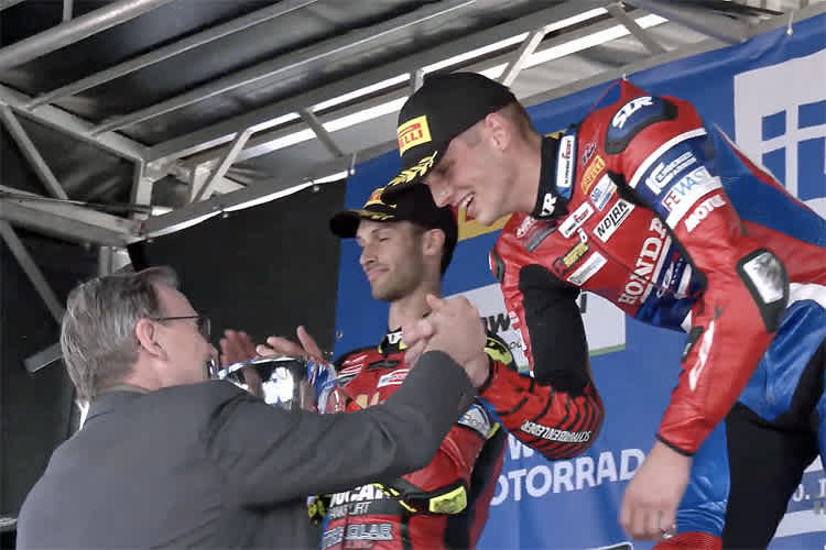 Alt (re.) bekommt den Pokal von Thüringens Ministerpräsident Bodo Ramelow