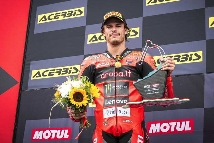 Auch der Pokal für Platz 2 rang Nicolo Bulega kein Lächeln ab
