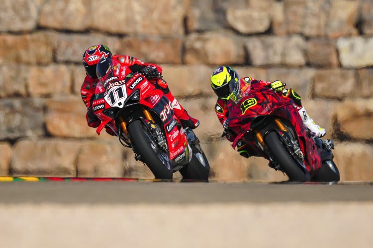 Nicole Bulega vor Alvaro Bautista