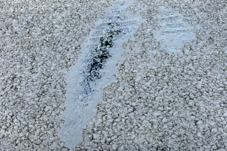 In den frisch asphaltierten Kurven gibt es zahlreiche solche Flecken