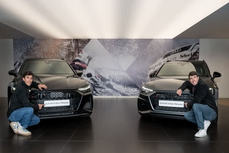 Schlüsselübergabe in Madrid. Die Brüder Márquez auch in Sachen Automobil im selben Team