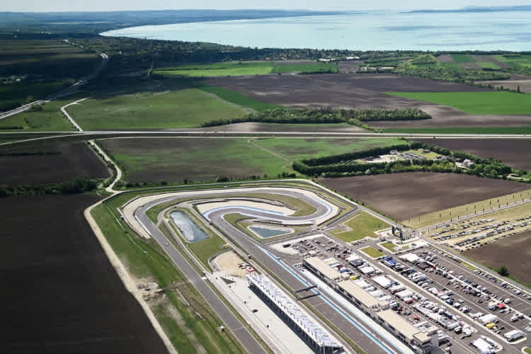 Der neue Balaton Park Circuit – im Hintergrund der Plattensee