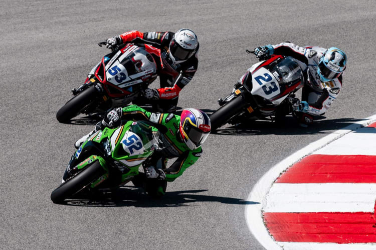 Jeremy Alcoba mit der einigen Kawasaki: Wie selbstverständlich vor zwei Ducati