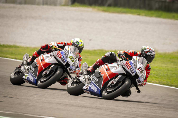 Die Bimota-Piloten Axel Bassani und Alex Lowes (v.l.)