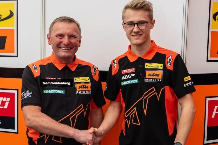 Hand drauf: Jakob Rosenthaler mit Carsten Freudenberg