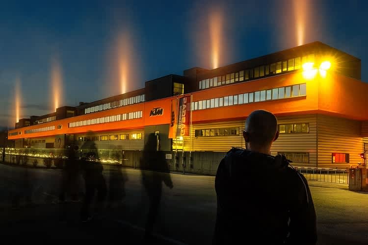 In der Nacht nach Annahme des Sanierungsplans leuchtete der Himmel über dem KTM-Werk in Orange