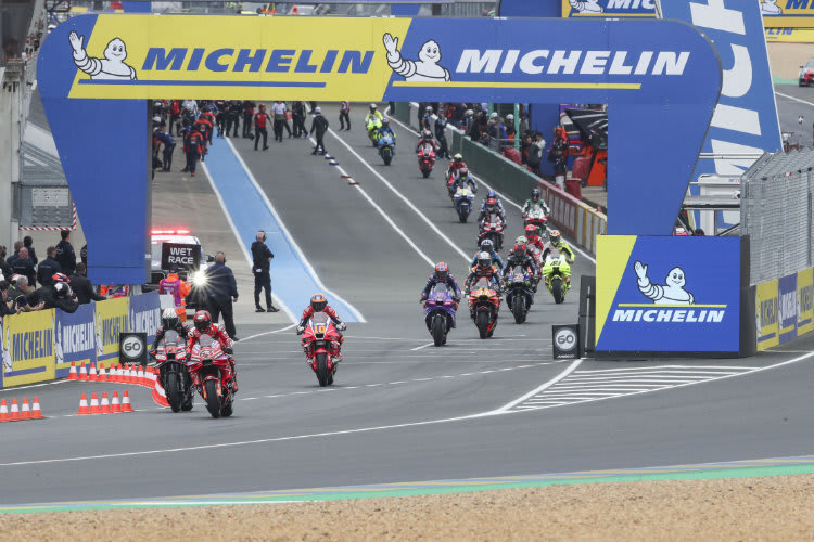 Selten ist in der Boxengasse so viel los, wie es im Frankreich-GP der Fall war