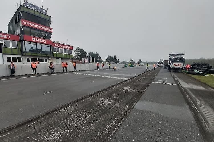 Derzeit wird der alte Asphalt abgefräst