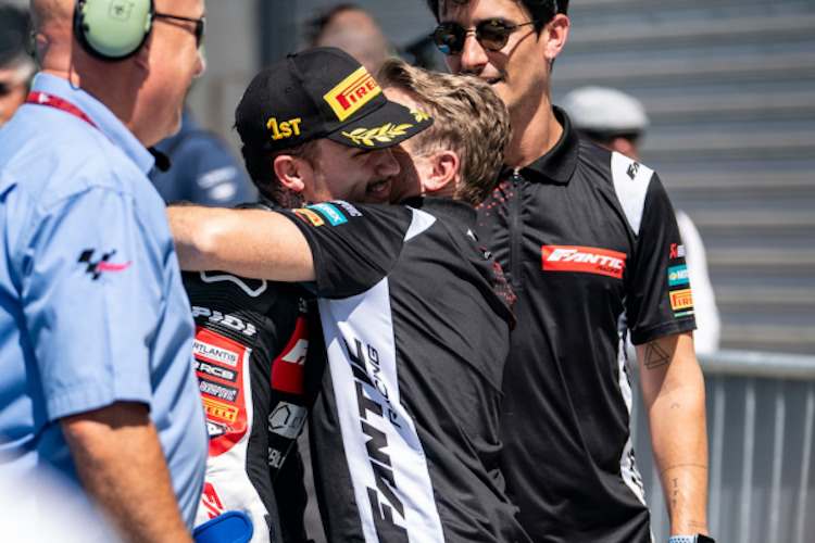 Eng verbunden. Roberto Locatelli gratuliert Aron Canet zur übermenschlichen Leistung