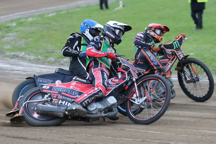 Chmiel (Weiß) gegen Millberg (Blau) und Pedersen (Rot)