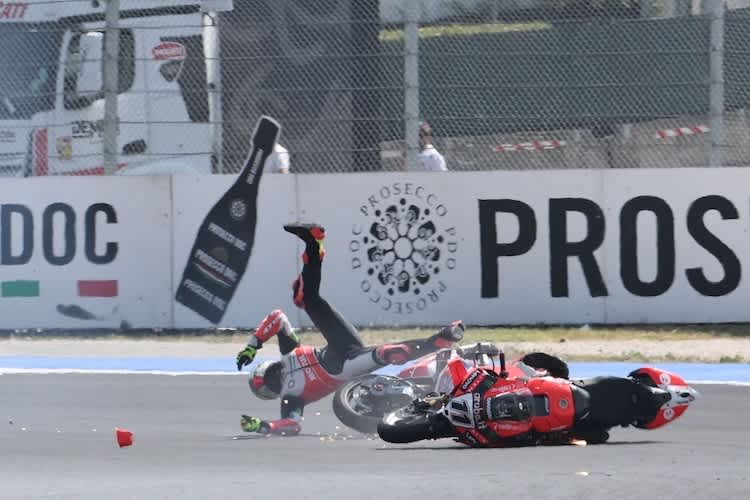 Axel Bassani hatte Nicolo Bulega im Superpole-Race ins Aus befördert