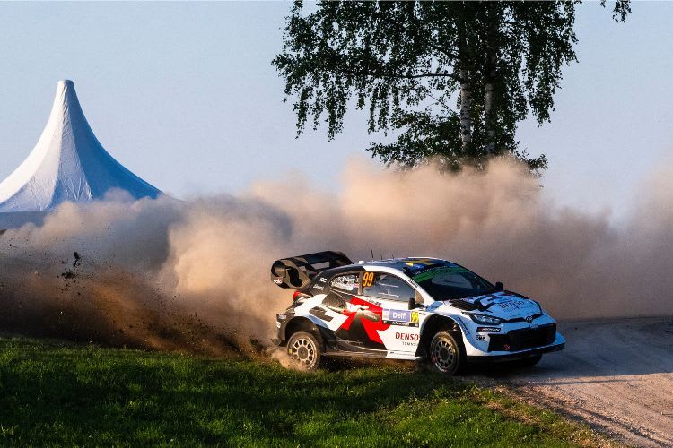 Rally1-Rückkehrer Oliver Solberg führt im Toyota überraschend die Rallye Estonia an
