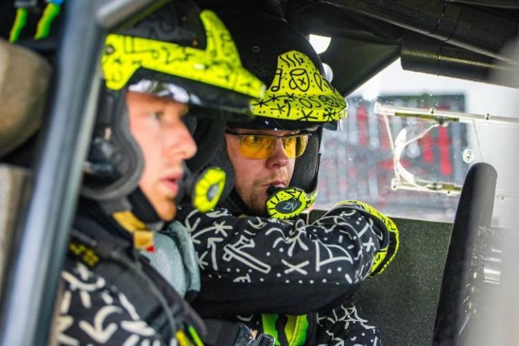 WRC2-Frontrunner Oliver Solberg absolvierte zusammen mit seinem Beifahrer Elliot Edmondson eine erste Ausfahrt im Toyota-Rally1-Auto