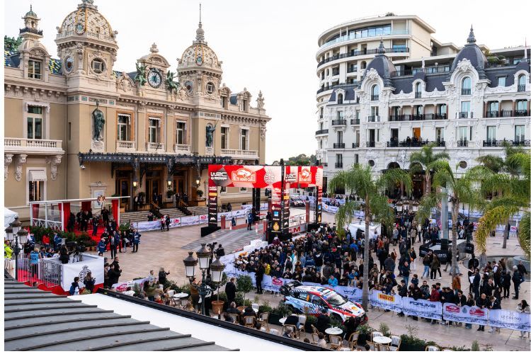 Die Rallye Monte Carlo startet traditionell am Spielcasino und nutzt 2026 wieder einen Teil der Grand Prix-Strecke für eine Wertungsprüfung