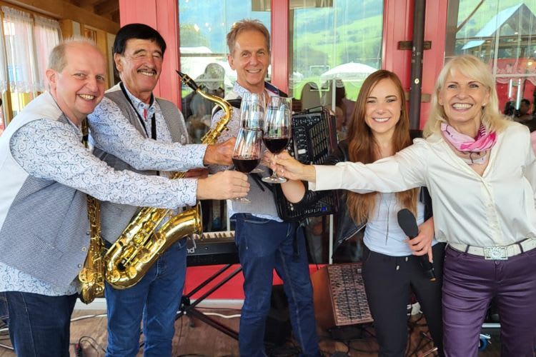 Walti Brun mit Saxophon und seinen Musikerkollegen Röbi Odermatt, Pius Egli, Michelle Kissling sowie Wally Schneider