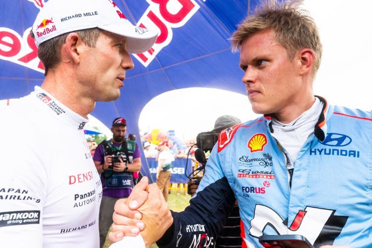 Rekord-Weltmeister Sebastien Ogier gratuliert Ott Tänak nach langer Durststrecke zum Akropolis-Rallye-Sieg