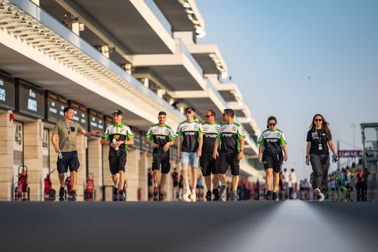 Noah Dettwiler (2. von links) mit seinem Team auf dem Weg zur Streckenbesichtigung in Losail