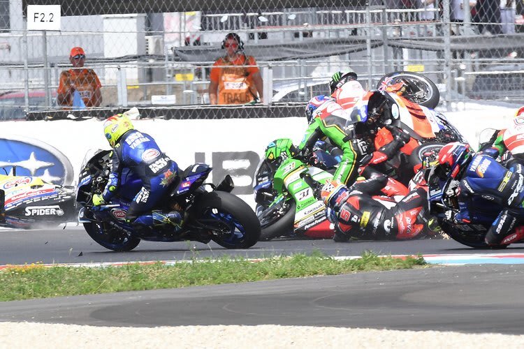 Dominique Aegerter schlüpfte beim Massencrash vorbei