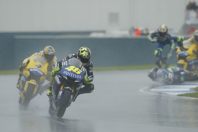 Valentino Rossi vor Alex Barros. Hinter ihnen stürzen Marco Melandri und Troy Bayliss