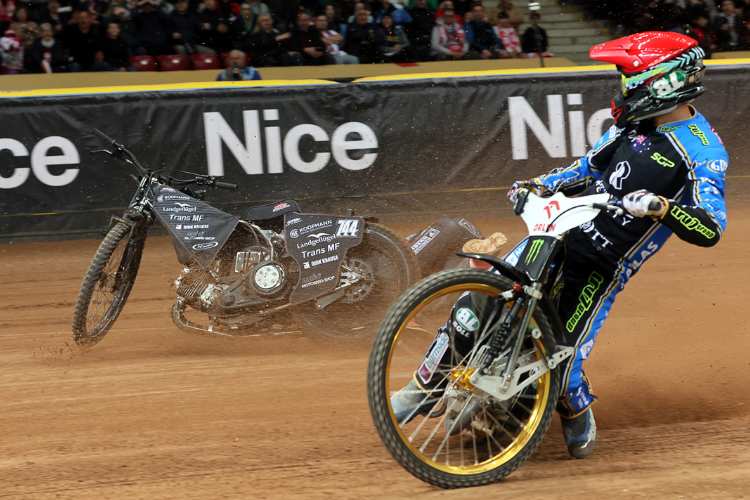 Im Halbfinale: Jason Doyle schaut sich nach dem gestürzten Kai Huckenbeck um