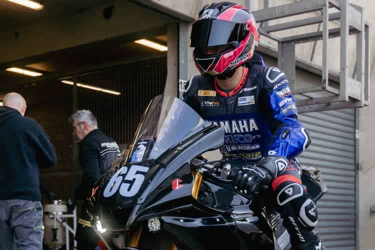 Lennox Lehmann auf der Yamaha R1 von Motobox Kremer