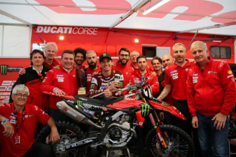 Das Ducati-Werksteam nach seinem ersten Renneinsatz