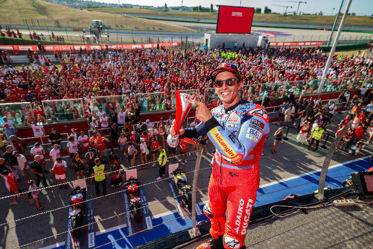 Marc Márquez bei der Siegerehrung in Misano