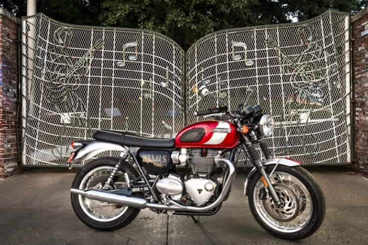 Die Triumph Bonneville T120 Elvis Presley Edition vor dem Portal von Graceland, dem Anwesen Presleys in Memphis, USA