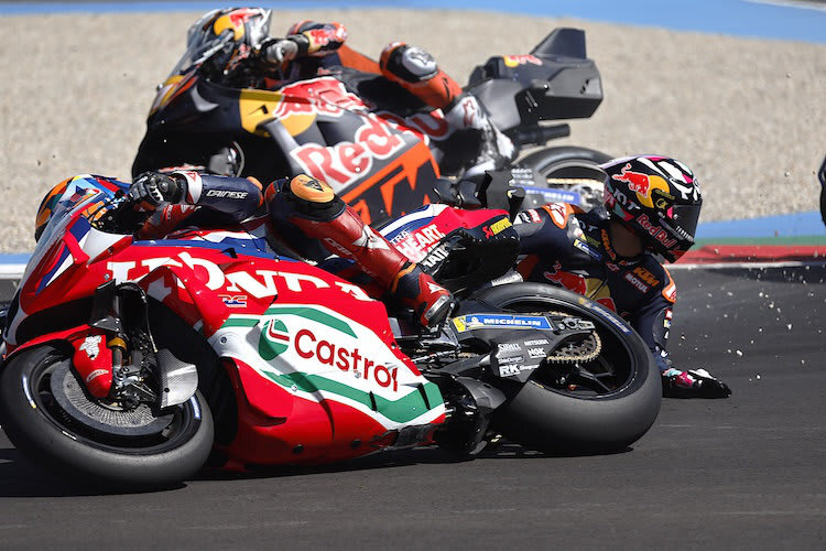 Der Horror für jeden Rennfahrer: Mitten im Feld am Boden