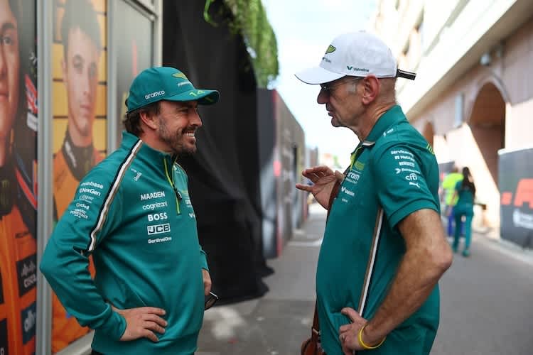 Fernando Alonso lernt jedes Mal dazu, wenn er sich mit Adrian Newey unterhält