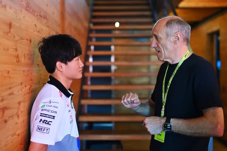 Franz Tost im Gespräch mit Yuki Tsunoda – der Japaner fährt mittlerweile für das Red Bull Racing Team, bleibt aber unter den Erwartungen