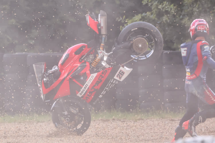 Twan Smits (85) kann dem Bike von Daniel Blin gerade noch ausweichen