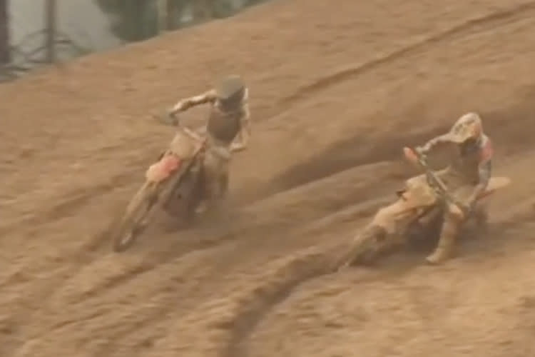 Tim Gajser geht außen an Jeffrey Herlings vorbei