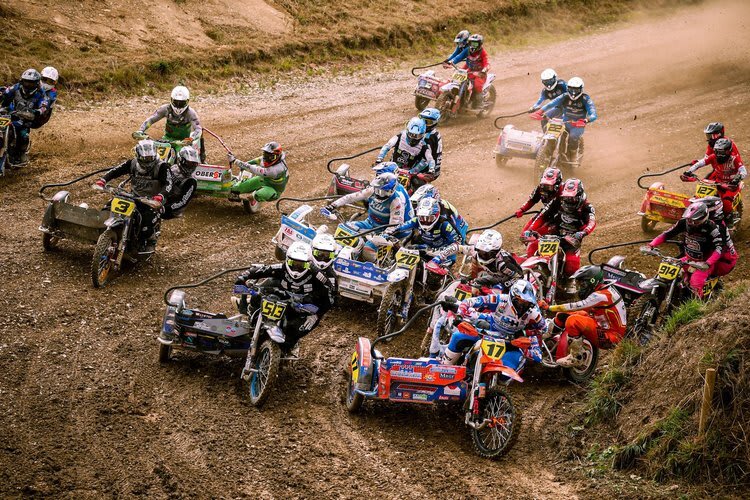 Gedränge beim ersten Start: Prümmer (#17),dahinter Foden, Häcker (#513), Peter (#20), Erlecke (#55), Seifert (#3), Hofmann (#124), Hengster (#914), Knübben (#127)