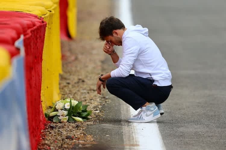 Pierre Gasly (hier 2021) legt jedes Jahr Blumen an der Unfallstelle seines verstorbenen Freundes Anthoine Hubert nieder