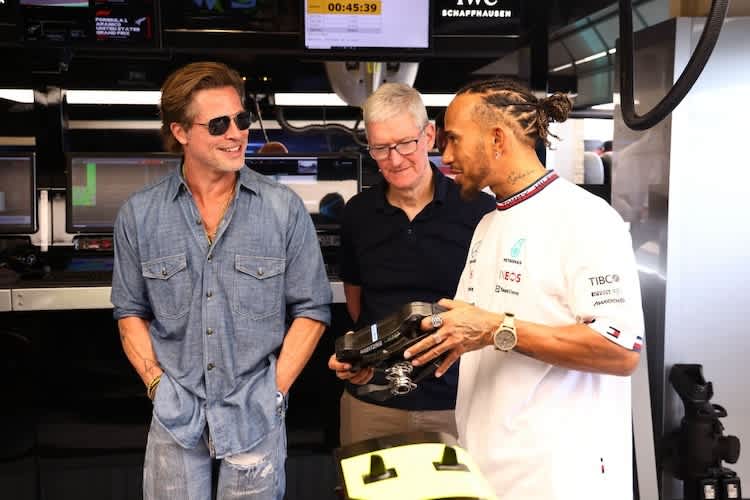 Brad Pitt (l.) und Lewis Hamilton (r.) 2022 beim US-Grand-Prix zusammen mit Apple-Chef Tim Cook
